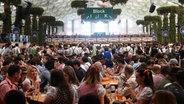 Oktoberfest: Gäste feiern schon vor dem Ansicht im Hofbräuzelt © Felix Hörhager/dpa Foto: Felix Hörhager