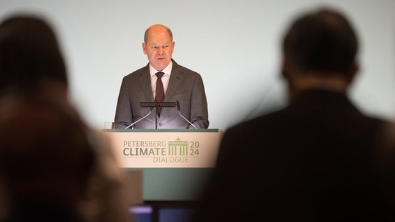 Bundeskanzler Olaf Scholz (SPD) spricht während des Petersberger Klimadialogs. © dpa Bildfunk Foto: Sebastian Christoph Gollnow