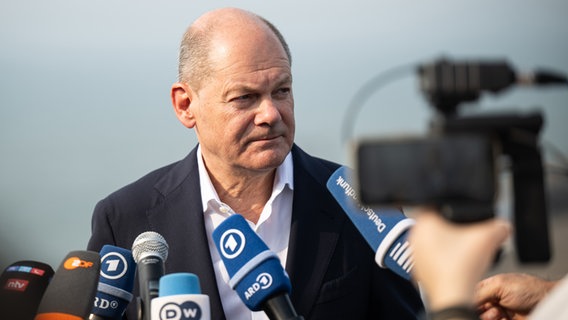 Bundeskanzler Olaf Scholz blickt in eine Kamera. © picture alliance/dpa Foto: Hannes P Albert