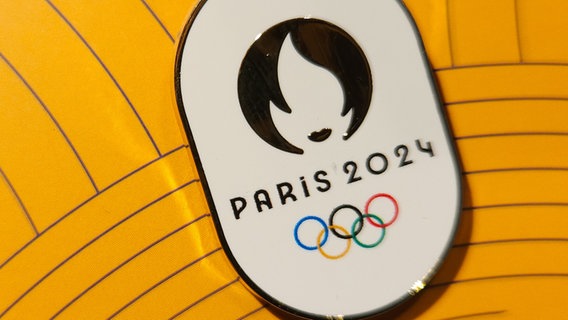 Ein ovaler Sticker mit dem Aufdruck der olympischen Ringe und Paris 2024 © picture alliance / NurPhoto Foto: Artur Widak