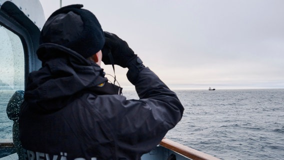 Ein Estnisches Marineschiff fährt in der Ostsee im Rahmen verstärkter NATO-Patrouillen in der Region nach einem mutmaßlichen Sabotageakt an Unterseekabeln. © AP/dpa Foto: Hendrik Osula