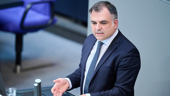 Der SPD-Politiker Christos Pantazis bei einer Rede im Bundestag. © dpa picture alliance Foto: Annette Riedl