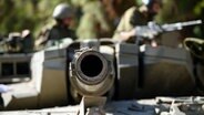 Israelische Soldaten arbeiten auf einem Merkava-Panzer in einer Stellung im Norden Israels an der Grenze zum Libanon. © dpa bildfunk/Jini via XinHua Foto: Ayal Margolin