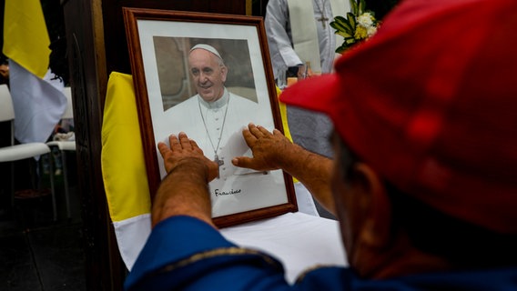 Menschen beten auf einer Messe in Buenos Aires für die Gesundheit von Papst Franziskus. © picture alliance/dpa Foto: Cristina Sille