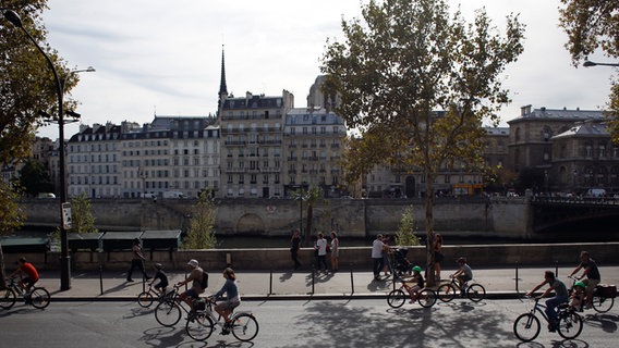 Paris: Fahrradfahrer fahren auf einer autofreien Straße entlang der Seine.(2018) © Thibault Camus/AP/dpa Foto: Thibault Camus