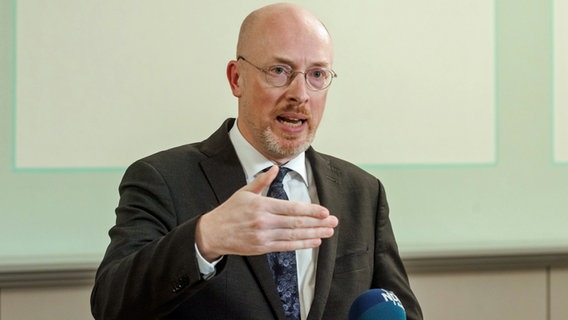 Christian Pegel (SPD), Innenminister von Mecklenburg-Vorpommern, spricht auf einer Pressekonferenz. (Foto vom 17.12.2024) © Markus Scholz/dpa 