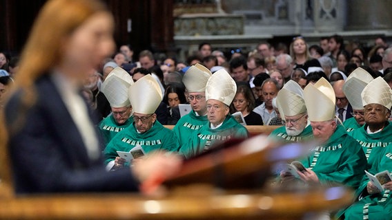 Kardinäle nehmen an einer Messe zum Abschluss der zweiten Sitzung der 16. Generalversammlung der Bischofssynode im Petersdom im Vatikan teil. © dpa bildfunk/AP Foto: Gregorio Borgia