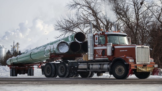 Ein Lkw transportiert Rohre für den Bau der Öl-Pipeline Dakota Access © dpa Foto: Joel Angel Juarez