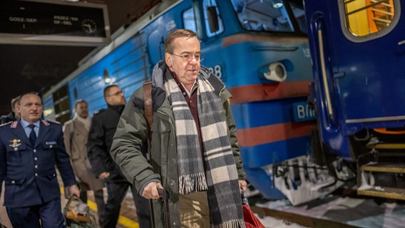 Boris Pistorius (SPD), Verteidigungsminister, steigt am Bahnhof von Przemy·l in Polen in den Zug um nach Kiew in der Ukraine zu reisen. © dpa-Bildfunk Foto: Michael Kappeler/dpa