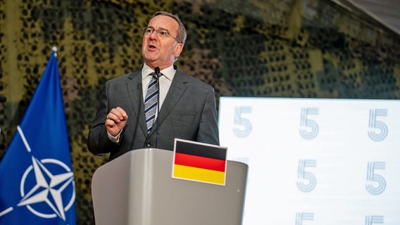 Der deutsche Verteidigungsminister Boris Pistorius (SPD) nimmt in Warschau an einer Pressekonferenz nach dem Fünfertreffen europäischer Verteidigungsminister teil. © Michael Kappeler/dpa 