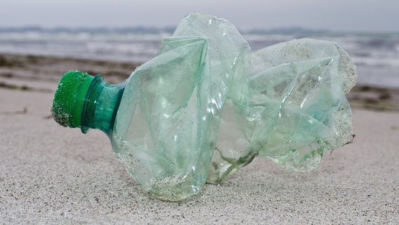 Am Ostseestrand zwischen Juliusruh und Glowe (Mecklenburg-Vorpommern) auf der Insel Rügen liegt am 26.02.2013 eine Flasche aus Kunststoff. © Stefan Sauer/dpa-Zentralbild/dpa 