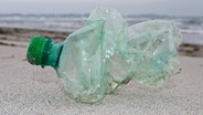 Am Ostseestrand zwischen Juliusruh und Glowe (Mecklenburg-Vorpommern) auf der Insel Rügen liegt am 26.02.2013 eine Flasche aus Kunststoff. © Stefan Sauer/dpa-Zentralbild/dpa 