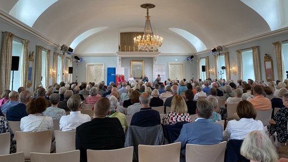 Podiumsdiskussion vor Publikum © NDR Foto: Marit Rachow