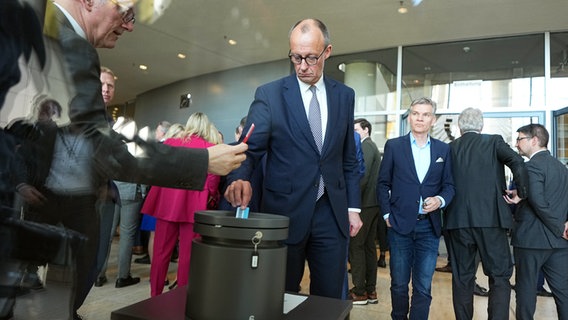 Der CDU/CSU-Fraktionsvorsitzende und CDU-Bundesvorsitzende, Friedrich Merz, stimmt in der 214. Plenarsitzung der 20. Legislaturperiode im Deutschen Bundestag an der Wahlurne ab. © dpa Pool/dpa Foto: Michael Kappeler