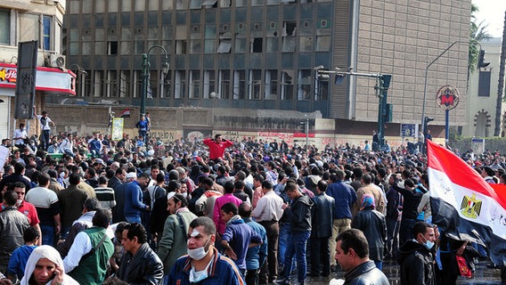 Eine Menschenmenge protestieren auf dem Tahrir-Platz. © NDR Foto: Khaled Abdel Ghany