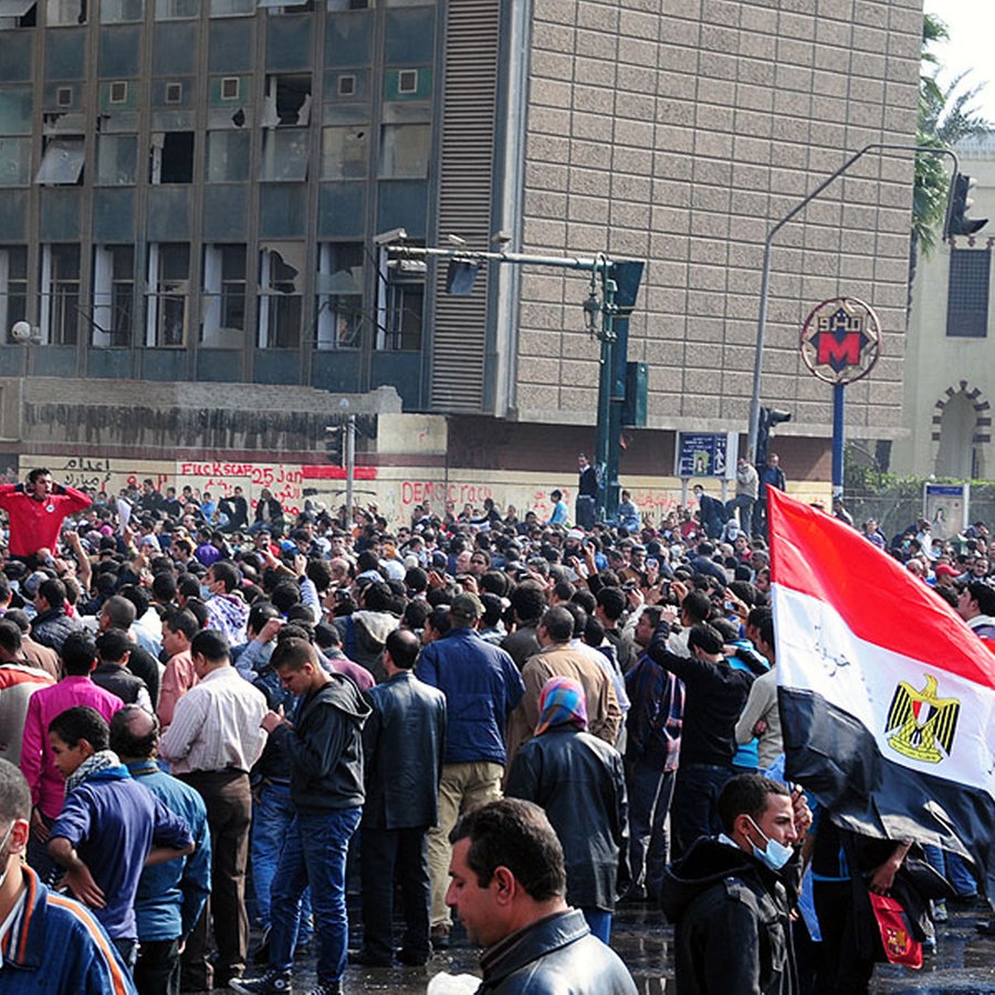 Eine Menschenmenge protestieren auf dem Tahrir-Platz. © NDR Foto: Khaled Abdel Ghany