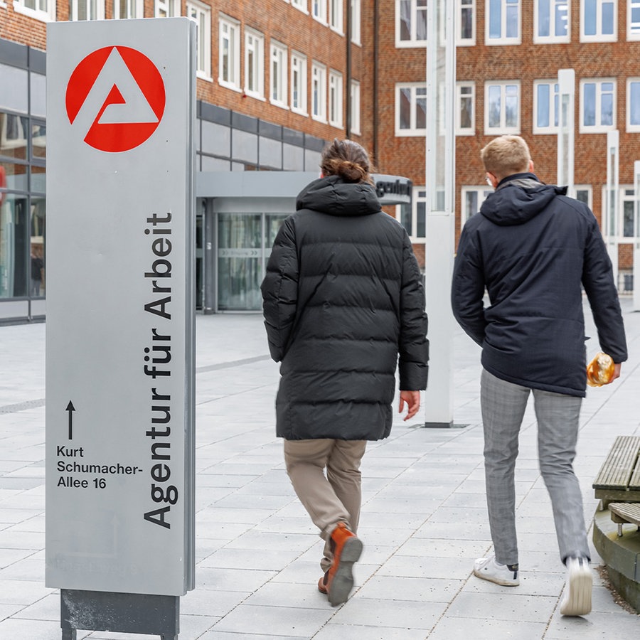 Ein Schild mit der Aufschrift "Agentur für Arbeit" steht vor dem Eingang der Hamburger Agentur für Arbeit am Nagelsweg im Stadtteil St.Georg. © picture alliance/dpa Foto: Markus Scholz