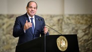 Der Präsident von Ägypten, Abdel Fattah al-Sisi, äußert sich bei einer Pressekonferenz im Ittihadiya Palast in Kairo. © dpa Foto: Bernd von Jutrczenka