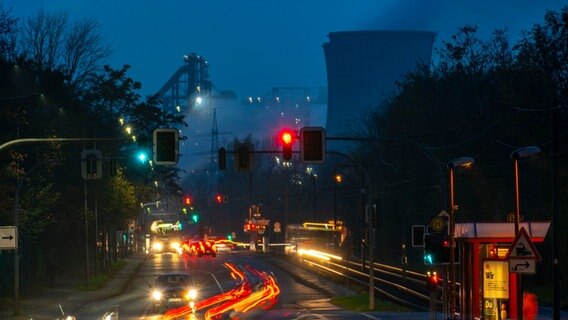 Befahrene Straße in Duisburg. © picture alliance Foto: Jochen Tack