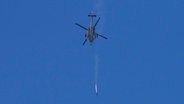 Ein israelischer Apache-Hubschrauber feuert eine Rakete in Richtung des Gazastreifens ab. © AP/dpa Foto: Ohad Zwigenberg