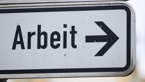 Ein Schild mit Richtungspfeil und der Aufschrift „Agentur für Arbeit“ steht in der Neustadt der Stadt im Landkreis Bautzen. © picture alliance/dpa Foto: Robert Michael