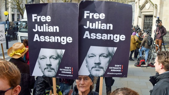 Unterstützer versammeln sich vor dem High Court für die Entscheidung, ob Julian Assange Berufung gegen seine Auslieferung an die USA einlegen kann. © ZUMA Press Wire/dpa Foto: Vuk Valcic