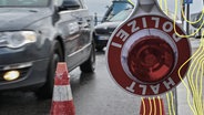 Die Bundespolizei kontrolliert den Einreiseverkehr am deutsch-polnischen Grenzübergang Stadtbrücke zwischen Frankfurt (Oder) und Slubice. © picture alliance Foto: Patrick Pleul