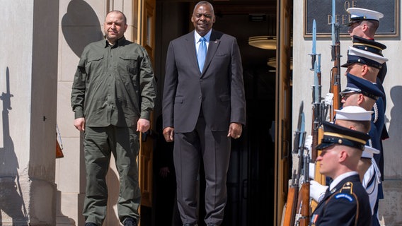 Verteidigungsminister Lloyd Austin (rechts) steht mit dem ukrainischen Verteidigungsminister Rustem Umjerow (links) während einer Ankunftszeremonie. © AP/dpa Foto: Jacquelyn Martin
