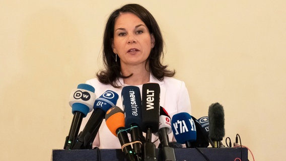 Bundesaußenministerin Annalena Baerbock (Bündnis 90/Die Grünen) gibt nach ihrem Gespräch mit dem israelischen Außenminister Katz in Tel Aviv ein Pressestatement. © dpa Foto: Soeren Stache