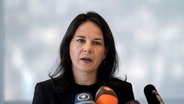 Außenministerin Annalena Baerbock (Bündnis 90/Die Grünen) gibt eine Pressekonferenz in der Deutschen Botschaft. Vor dem Hintergrund des Kriegs zwischen Israel und der Hisbollah will sich Baerbock in der libanesischen Hauptstadt Beirut ein Bild von der Lage machen. © picture alliance/dpa/AP | Bilal Hussein Foto:  Bilal Hussein