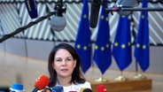 Annalena Baerbock (Bündnis90/Die Grünen), Außenministerin, spricht zu den Medien vor einem Treffen der EU-Außenminister im Gebäude des Europäischen Rates. © picture alliance/dpa/AP | Omar Havana Foto: Omar Havana