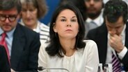 Die deutsche Außenministerin Annalena Baerbock nimmt an einer Plenarsitzung des 31. Ministergipfels der Organisation für Sicherheit und Zusammenarbeit in Europa (OSZE) teil. © Pool AFP/AP Foto: Alberto Pizzoli