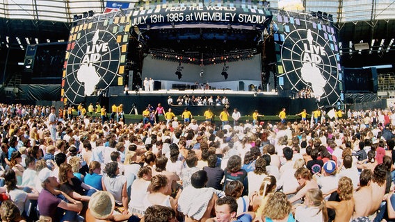 Eine riesige Menschenmenge besucht das Live Aid-Konzert zur Hungerhilfe für Afrika im Wembley-Stadion am 13.7.1985. © dpa/empics Foto: Duncan Raban