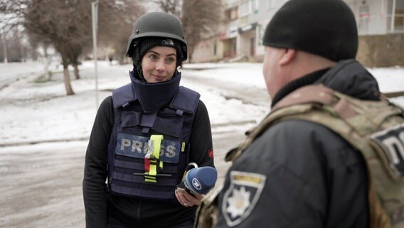 Die ARD Korrespondentin Rebecca Barth recherchiert in der Ukraine in der Nähe von Kupjansk an der Front. © WDR Foto: Tobias Dammers