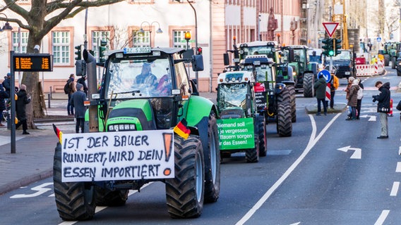 Landwirte demonstrieren mit ihren Traktoren gegen die geplante Streichung der Steuervergünstigungen beim Agrardiesel in der Innenstadt. © dpa Foto: Andreas Arnold