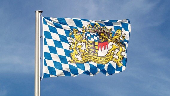 Die Flagge von Bayern weht im Wind bei blauen Himmel ohne Wolken. © Chromorange Foto: Renate Krafft