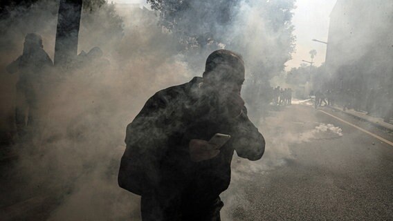 Ein libanesischer Soldat wird von Rauch eingehüllt. © dpa Foto: Marwan Naamani