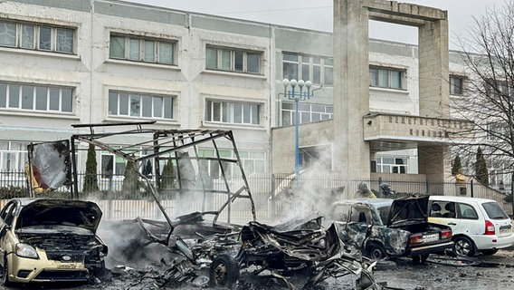 Zerstörte und verbrannte Autos und ein beschädigtes Gebäude nach einem Beschuss der Ukrainer in der russischen Grenzregion Belgorod. © Vyacheslav Gladkov's/Telegram/Belgorod region governor Vyaches/AP/dpa 