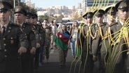 Soldaten, Polizisten, Einheimische und Veteranen nehmen an einer Parade in Baku, Aserbaidschan, am 08. November 2023 teil. © picture alliance Foto: Resul Rehimov