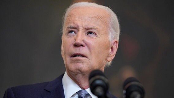 Der Präsident der USA, Joe Biden, äußert sich im State Dining Room des Weißen Hauses in Washington. © AP/dpa Foto: Evan Vucci