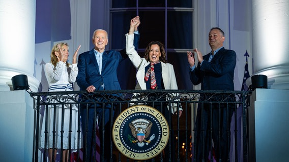 Präsident Joe Biden und Vize-Präsidentin Kamala Harris halten auf dem Balkon des weißen Hauses gemeinsam ihre Hand hoch. © The NewYorkTimes/Redux Foto: ERIC LEE