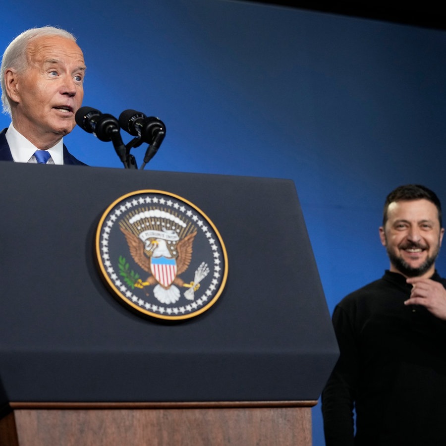 US-Präsident Joe Biden spricht
zusammen mit dem ukrainischen Präsidenten
Wolodymyr Selenskyj am Rande des Nato-Gipfels in Washington. © picture alliance Foto: Susan Walsh