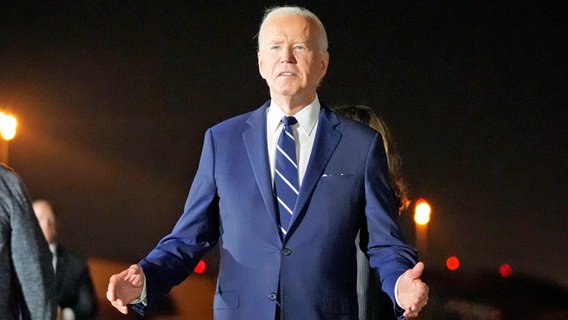 US-Präsident Joe Biden spricht mit Reportern auf dem Luftwaffenstützpunkt Andrews nach der Freilassung von US-Amerikanern im Rahmen eines Gefangenenaustauschs mit Russland. © AP/dpa Foto: Alex Brandon