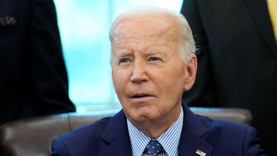 US-Präsident Joe Biden spricht nach der Unterzeichnung einer Proklamation im Oval Office des Weißen Hauses zur Ernennung des Springfield 1908 Race Riot National Monuments. © picture alliance/dpa/AP | Susan Walsh Foto: Susan Walsh