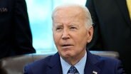 US-Präsident Joe Biden spricht nach der Unterzeichnung einer Proklamation im Oval Office des Weißen Hauses zur Ernennung des Springfield 1908 Race Riot National Monuments. © picture alliance/dpa/AP | Susan Walsh Foto: Susan Walsh