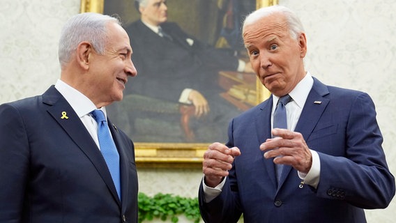 US-Präsident Joe Biden (rechts) spricht mit dem israelischen Ministerpräsidenten Benjamin Netanjahu (links) im Oval Office des Weißen Hauses. © AP/dpa Foto: Susan Walsh