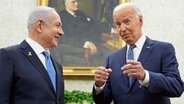 US-Präsident Joe Biden (rechts) spricht mit dem israelischen Ministerpräsidenten Benjamin Netanjahu (links) im Oval Office des Weißen Hauses. © AP/dpa Foto: Susan Walsh