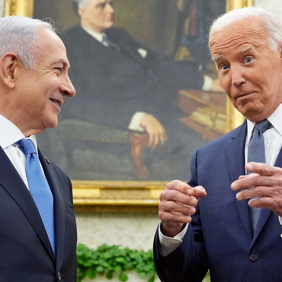 US-Präsident Joe Biden (rechts) spricht mit dem israelischen Ministerpräsidenten Benjamin Netanjahu (links) im Oval Office des Weißen Hauses. © AP/dpa Foto: Susan Walsh