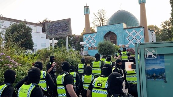 Polizistinnen und Polizisten stürmen die "Blaue Moschee" an der Hamburger Außenalster. © NDR 