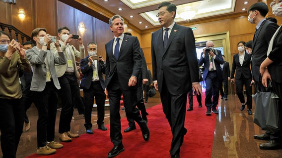 US-Außenminister Antony Blinken (links) geht neben dem chinesischen Außenminister Qin Gang im Diaoyutai State Guesthouse in Peking (China) zu gemeinsamen Gesprächen. © Reuters Pool via AP/dpa Foto: Leah Millis